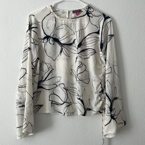 Vince camuto XS blouse. Black and white floral
